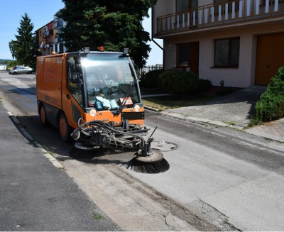 Strojové zametanie mesta sa posúva z dôvodu poruchy na zametacom stroji