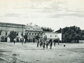 Pohľad na námestie z ul. M. R. Štefánika, 1. polovica 20. storočia
