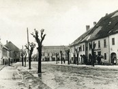 Pohľad z ul. M. R. Štefánika na námestie, 1. polovica 20. storočia
